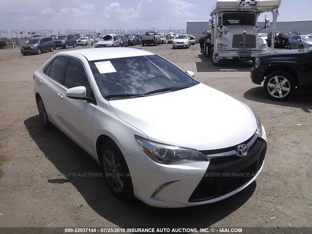 4T1BF1FK6HU289701 - 2017 TOYOTA CAMRY LE/XLE/SE/XSE WHITE photo 1