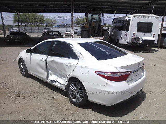 4T1BF1FK6HU289701 - 2017 TOYOTA CAMRY LE/XLE/SE/XSE 白色 照片 3