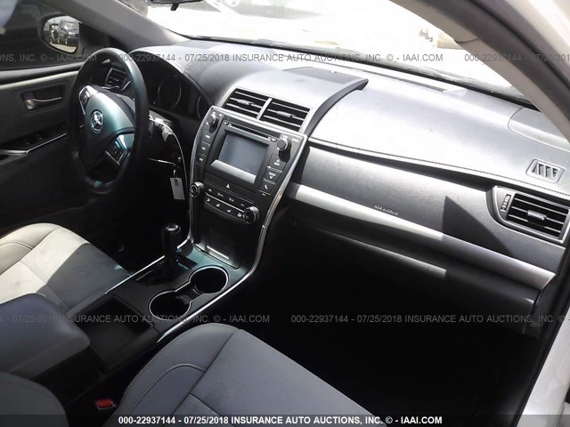 4T1BF1FK6HU289701 - 2017 TOYOTA CAMRY LE/XLE/SE/XSE 白色 照片 5