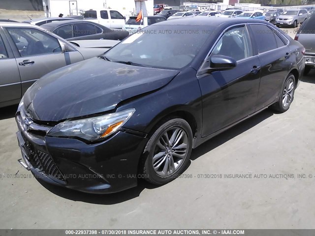 4T1BF1FK8FU033167 - 2015 TOYOTA CAMRY LE/XLE/SE/XSE BLACK photo 2