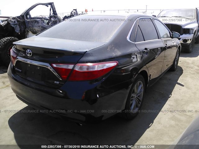 4T1BF1FK8FU033167 - 2015 TOYOTA CAMRY LE/XLE/SE/XSE BLACK photo 4