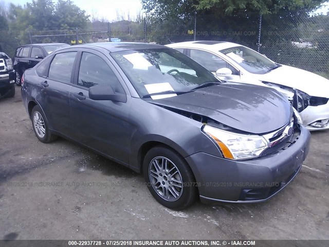 1FAHP3FN8AW267717 - 2010 FORD FOCUS SE GRAY photo 1