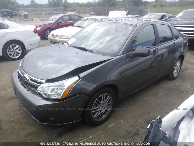 1FAHP3FN8AW267717 - 2010 FORD FOCUS SE GRAY photo 2