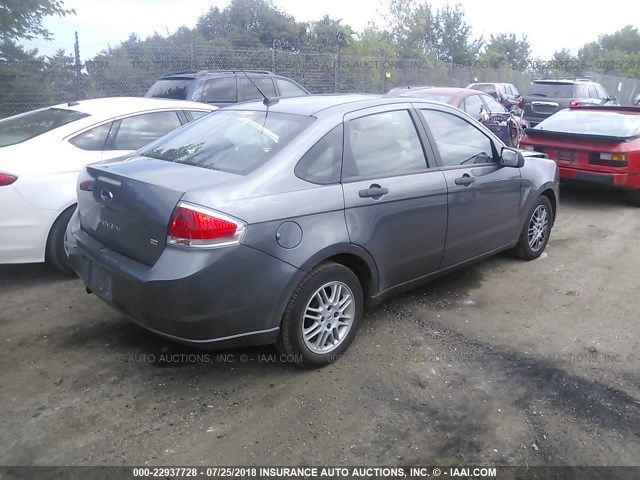 1FAHP3FN8AW267717 - 2010 FORD FOCUS SE GRAY photo 4