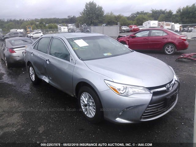 4T1BF1FK2HU708126 - 2017 TOYOTA CAMRY LE/XLE/SE/XSE SILVER photo 1