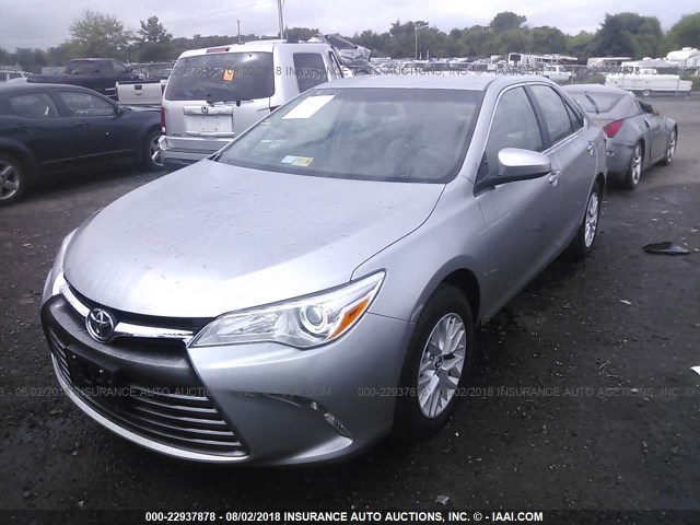 4T1BF1FK2HU708126 - 2017 TOYOTA CAMRY LE/XLE/SE/XSE SILVER photo 2