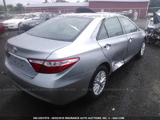 4T1BF1FK2HU708126 - 2017 TOYOTA CAMRY LE/XLE/SE/XSE SILVER photo 4