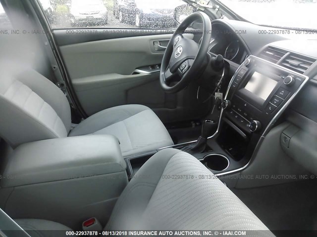 4T1BF1FK2HU708126 - 2017 TOYOTA CAMRY LE/XLE/SE/XSE SILVER photo 5