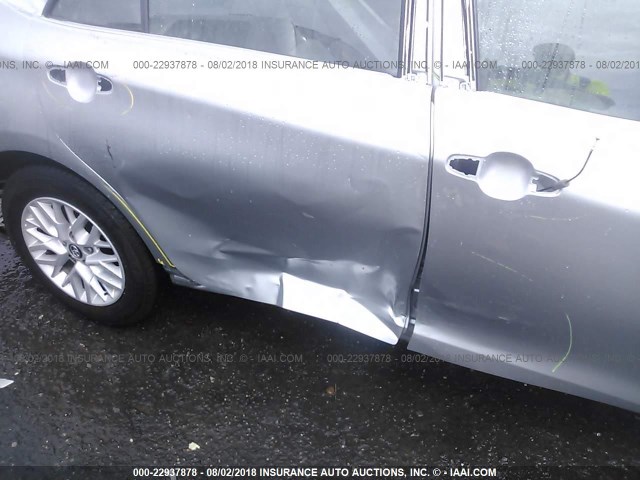 4T1BF1FK2HU708126 - 2017 TOYOTA CAMRY LE/XLE/SE/XSE SILVER photo 6