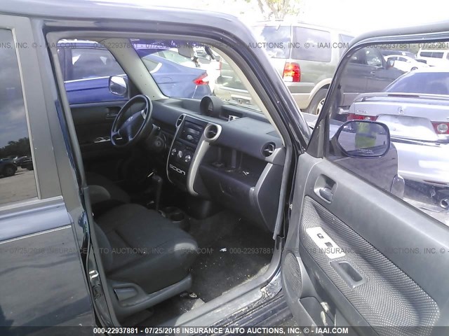 JTLKT324450212932 - 2005 TOYOTA SCION XB Blau Foto 5