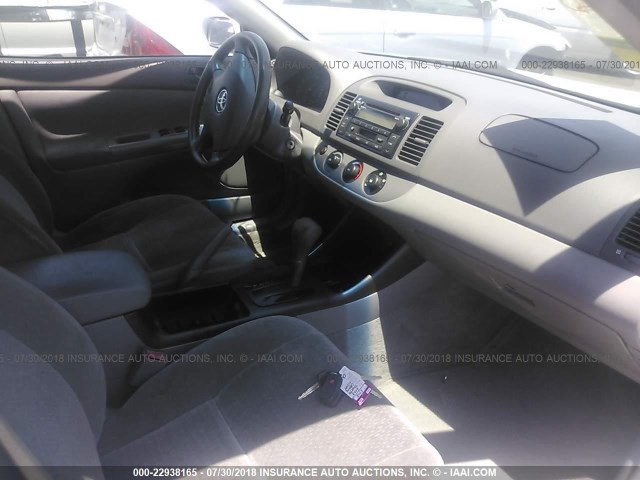 JTDBE32K030231429 - 2003 TOYOTA CAMRY LE/XLE 银色 照片 5