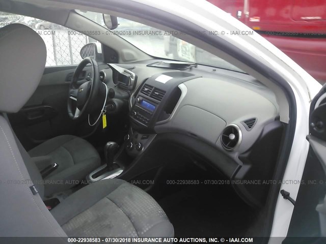 1G1JA6SH5F4186717 - 2015 CHEVROLET SONIC LS WHITE photo 5