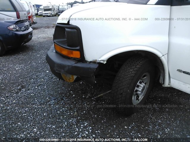 1GCGG25V061197040 - 2006 CHEVROLET EXPRESS G2500  WHITE photo 6