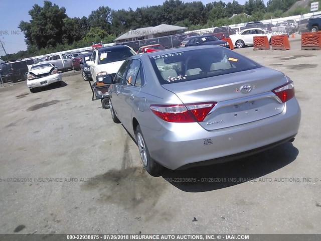 4T1BF1FK3GU125840 - 2016 TOYOTA CAMRY LE/XLE/SE/XSE SILVER photo 3
