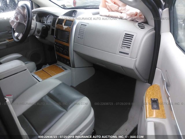 1A8HW58N88F154035 - 2008 CHRYSLER ASPEN LIMITED GRAY photo 5