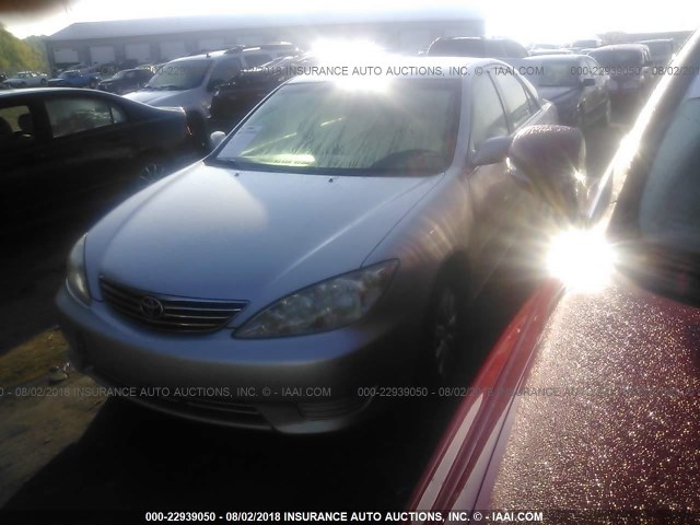 4T1BE32K95U958835 - 2005 TOYOTA CAMRY LE/XLE/SE 银色 照片 2