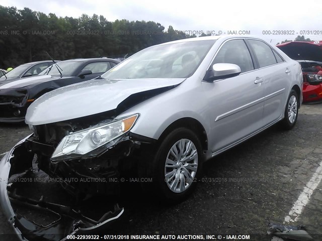4T4BF1FK5ER412597 - 2014 TOYOTA CAMRY L/SE/LE/XLE SILVER photo 2