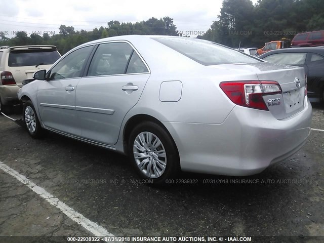 4T4BF1FK5ER412597 - 2014 TOYOTA CAMRY L/SE/LE/XLE SILVER photo 3