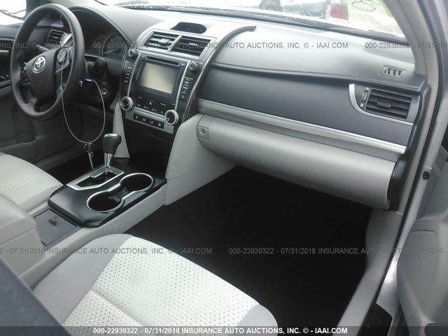 4T4BF1FK5ER412597 - 2014 TOYOTA CAMRY L/SE/LE/XLE SILVER photo 5