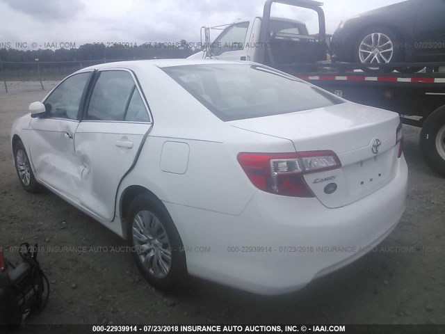 4T1BF1FK2CU588417 - 2012 TOYOTA CAMRY SE/LE/XLE თეთრი ფოტო 3