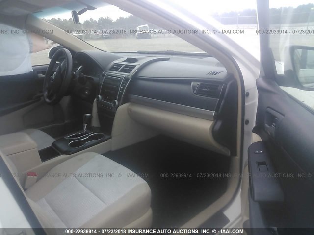 4T1BF1FK2CU588417 - 2012 TOYOTA CAMRY SE/LE/XLE თეთრი ფოტო 5