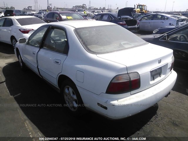 1HGCE6674VA025332 - 1997 HONDA ACCORD EX/EX-R WHITE photo 3