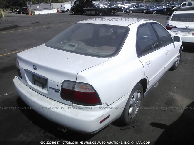 1HGCE6674VA025332 - 1997 HONDA ACCORD EX/EX-R WHITE photo 4