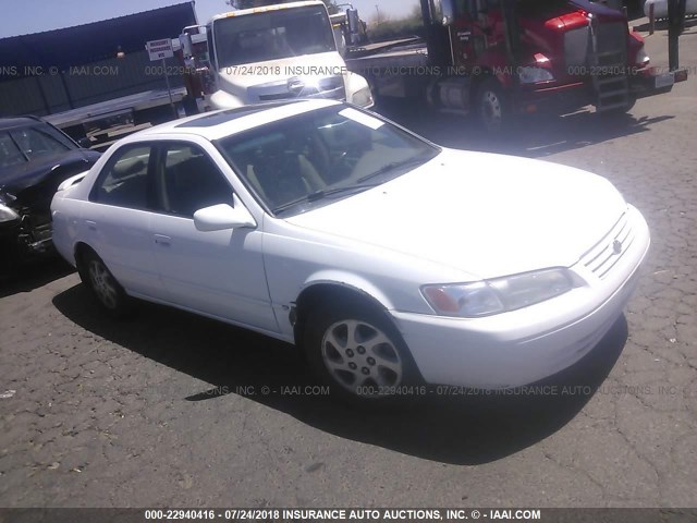 JT2BF28K0W0114381 - 1998 TOYOTA CAMRY LE/XLE WHITE photo 1