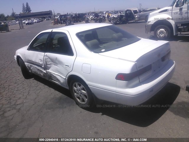 JT2BF28K0W0114381 - 1998 TOYOTA CAMRY LE/XLE WHITE photo 3