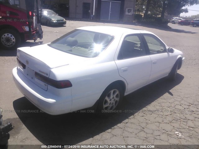 JT2BF28K0W0114381 - 1998 TOYOTA CAMRY LE/XLE WHITE photo 4