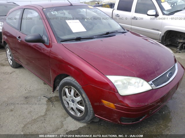 3FAFP31N45R161949 - 2005 FORD FOCUS ZX3 RED photo 1