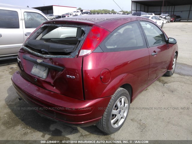3FAFP31N45R161949 - 2005 FORD FOCUS ZX3 RED photo 4