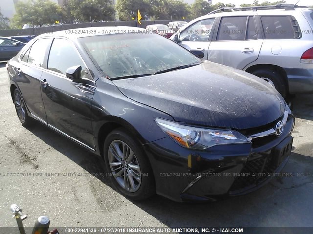 4T1BF1FK7HU361666 - 2017 TOYOTA CAMRY LE/XLE/SE/XSE 深蓝色 照片 1