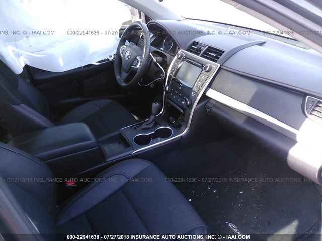 4T1BF1FK7HU361666 - 2017 TOYOTA CAMRY LE/XLE/SE/XSE 深蓝色 照片 5