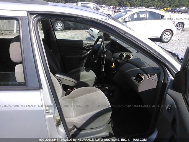 1FAFP36322W234011 - 2002 FORD FOCUS SE/SE COMFORT/ZTW/SE SPRT 银色 照片 5