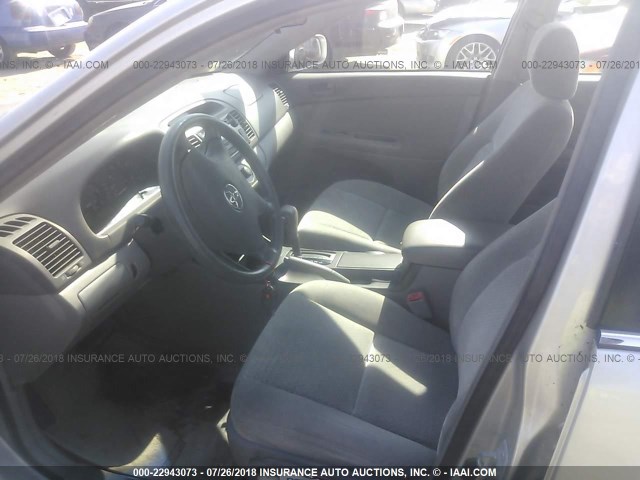 4T1BE32K24U810475 - 2004 TOYOTA CAMRY LE/XLE/SE 银色 照片 5