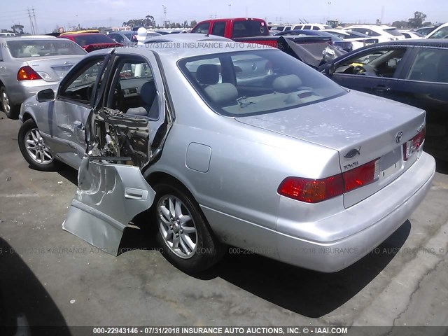 JT2BF28KXY0275825 - 2000 TOYOTA CAMRY LE/XLE 银色 照片 3