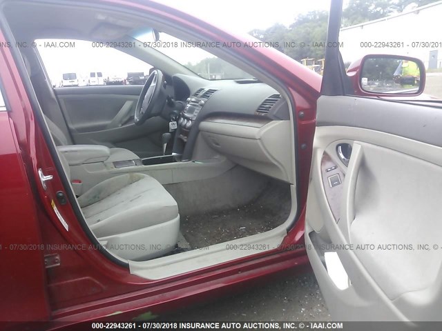 4T1BK3EKXBU613734 - 2011 TOYOTA CAMRY SE/LE/XLE წითელი ფოტო 5