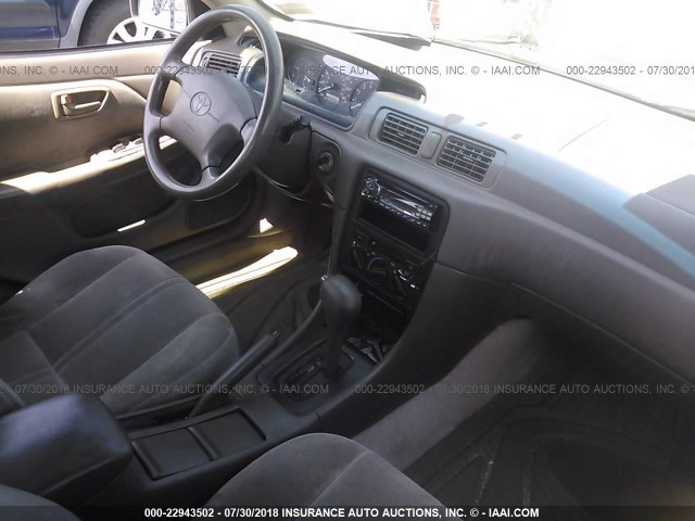 4T1BG22K8WU353890 - 1998 TOYOTA CAMRY CE/LE/XLE ნაცრისფერი ფოტო 5