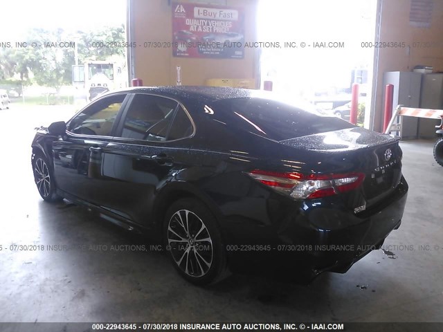 4T1B11HK8JU545497 - 2018 TOYOTA CAMRY L/LE/XLE/SE/XSE BLUE photo 3