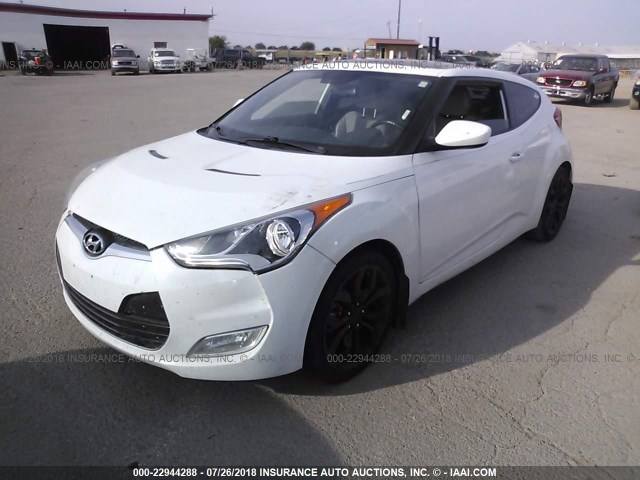 KMHTC6AD8DU166057 - 2013 HYUNDAI VELOSTER WHITE photo 2