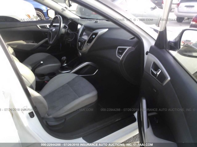 KMHTC6AD8DU166057 - 2013 HYUNDAI VELOSTER WHITE photo 5