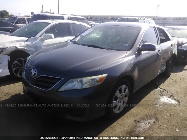 4T4BF3EKXBR210525 - 2011 TOYOTA CAMRY SE/LE/XLE GRAY photo 2