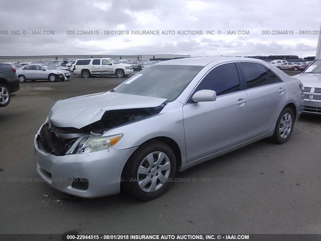 4T4BF3EK8AR009026 - 2010 TOYOTA CAMRY SE/LE/XLE ვერცხლისფერი ფოტო 2