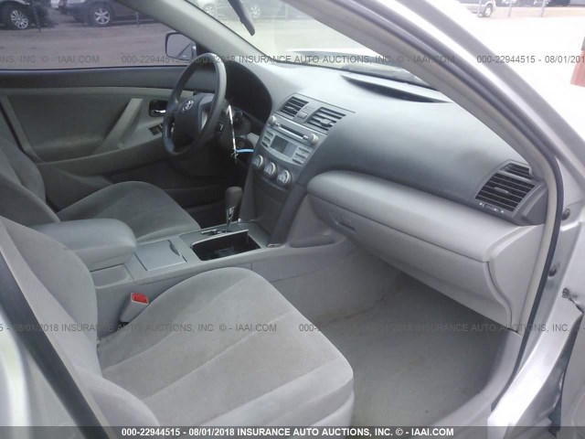 4T4BF3EK8AR009026 - 2010 TOYOTA CAMRY SE/LE/XLE ვერცხლისფერი ფოტო 5