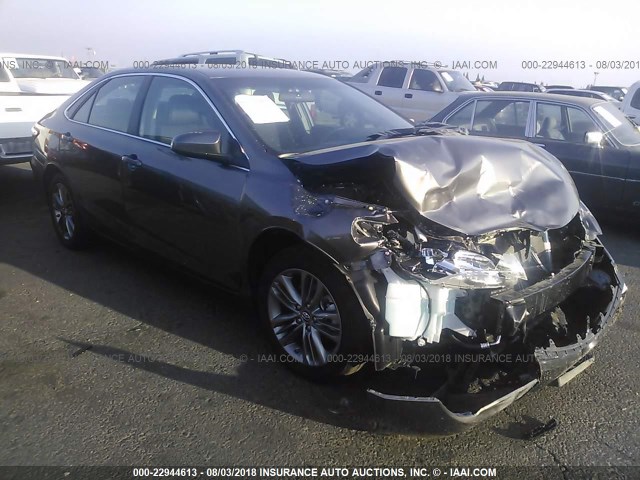 4T1BF1FK6HU407892 - 2017 TOYOTA CAMRY LE/XLE/SE/XSE 灰色 照片 1