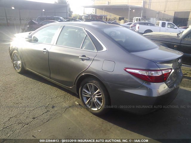 4T1BF1FK6HU407892 - 2017 TOYOTA CAMRY LE/XLE/SE/XSE 灰色 照片 3
