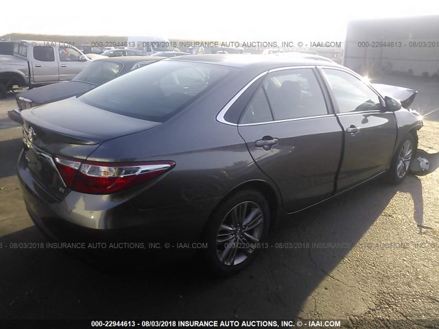 4T1BF1FK6HU407892 - 2017 TOYOTA CAMRY LE/XLE/SE/XSE 灰色 照片 4