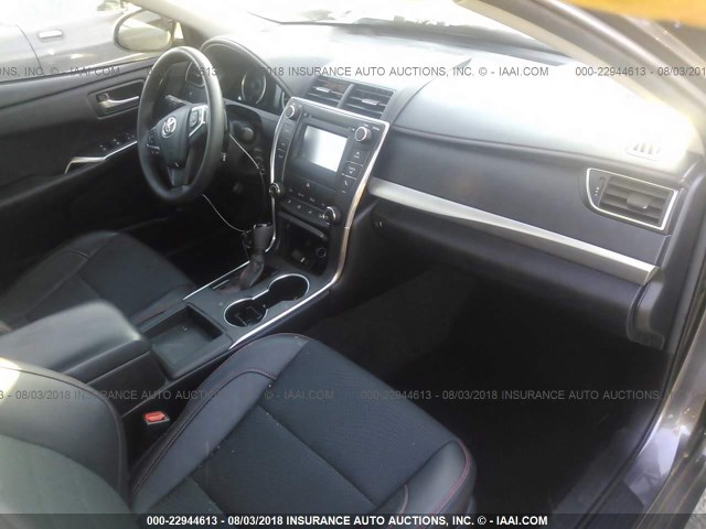 4T1BF1FK6HU407892 - 2017 TOYOTA CAMRY LE/XLE/SE/XSE 灰色 照片 5