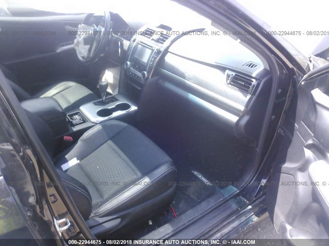 4T1BF1FK9CU189875 - 2012 TOYOTA CAMRY SE/LE/XLE შავი ფოტო 5